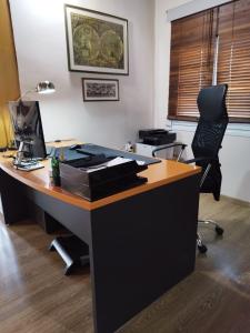 ein Büro mit einem Schreibtisch mit einem Computer und einem Stuhl in der Unterkunft Studio Loft Aridea in Aridea