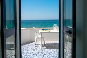 マリーナ・ディ・マンカヴェルサにあるAppartamenti Fronte Mareの海を望むバルコニー(テーブル、椅子付)