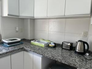 eine Küchentheke mit einem Toaster, einem Toaster und einem Toaster in der Unterkunft New Apartment Talampaya in La Rioja