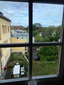 una ventana de una habitación con vistas en Bayern Lodge München, en Múnich