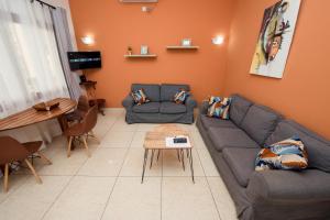 a living room with two couches and a table at Appartement Charmant et Lumineux in Pointe-Noire