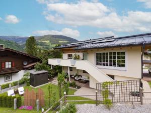 una casa con paneles solares en el techo en Landhaus Exenberger / Ferienwohnung Smaragd, en Bramberg am Wildkogel