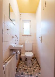 un baño con inodoro y lavabo en Monteurunterkunft Heilbronn, en Heilbronn