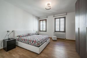 Säng eller sängar i ett rum på Cottage near Ferrari's City & Pavarotti's House