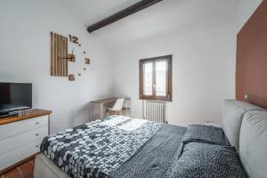 Un pat sau paturi într-o cameră la Cottage near Ferrari's City & Pavarotti's House