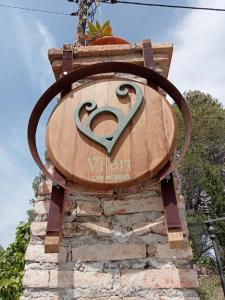 um sinal que diz "vientiane cant museum" em Vi l'Art Wine Lodge em Piera