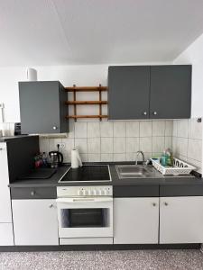 a kitchen with a black counter top and a sink at Schöne Wohnung im Herzen von Köln Ehrenfeld in Cologne