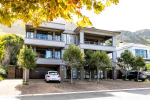 赫曼努斯瑟尔吉尔克酒店的一辆白色汽车停在一栋建筑物前