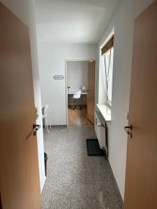 an empty hallway with a door and a room at Schöne Wohnung im Herzen von Köln Ehrenfeld in Cologne