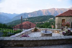 een patio met een tafel en uitzicht op de bergen bij Elen's Suites Pramanta in Pramanta
