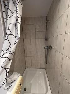 Das Bad ist mit einer Badewanne mit einer Dusche ausgestattet. in der Unterkunft Schöne Wohnung im Herzen von Köln Ehrenfeld in Köln