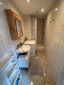 a bathroom with a sink and a toilet and a tub at Schöne Wohnung im Herzen von Köln Ehrenfeld in Cologne