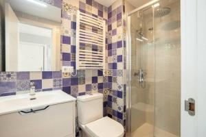 un bagno con wc, lavandino e doccia di Refurbished 4* apartment with great balcony a La Manga del Mar Menor Altre 23 foto