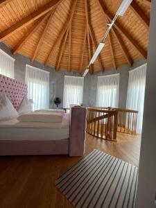 1 dormitorio con 1 cama en una habitación con techos de madera en Auszeit am Dankernsee, en Haren