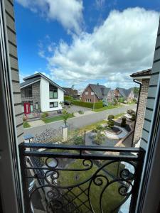 an open balcony with a view of a street at Auszeit am Dankernsee in Haren