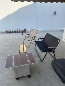 dos sillas y una mesa de picnic en una tienda en Sweet Loft Homestay, en Johor Bahru