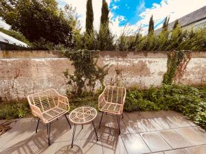 a couple of chairs sitting on a patio at Romantisches wohnen in Worms