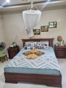 een slaapkamer met een bed en een badjas. bij Mekong Delta Ricefield Lodge in Can Tho