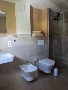 y baño con lavabo, aseo y ducha. en Ferienwohnung Kallmünz_Luftschloss, en Kallmünz