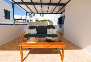 un soggiorno con divano e tavolino da caffè di Casa Bahia de Naos con vistas al mar ad Arrecife