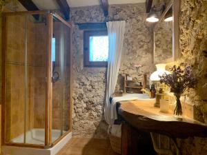 Ένα μπάνιο στο Finca na Pruna Holiday Home +25 φωτογραφίες