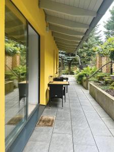 a patio with a table and chairs on it at Ferienhaus Nicole II, Barrierefrei, mit HIRO Lift in Quedlinburg