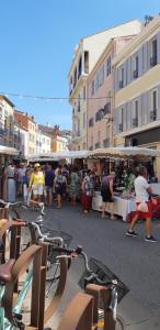 Un groupe de personnes se promenant autour d'un marché dans une ville dans l'établissement Appartement centre-historique 70 m2, à Fréjus