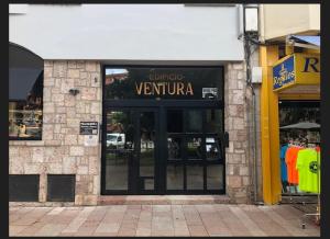 un magasin avec un panneau qui lit ver violina dans l'établissement Ventura 5, à Cangas de Onís