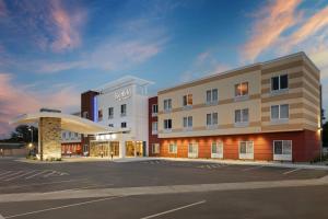 Fairfield by Marriott Inn & Suites Yankton في Yankton: تقديم فندق بموقف