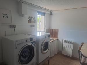 lavadero con lavadora y ventana en Bienvenue chez nous en Saint-Martin-de-Brômes