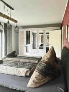 1 Schlafzimmer mit 2 Betten und einem Sofa in der Unterkunft Ferienhaus Nicole II, Barrierefrei, mit HIRO Lift in Quedlinburg