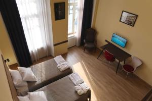 Habitación con cama y escritorio. en Opera Garden Apartment 2 in Tbilisi center, en Tiflis