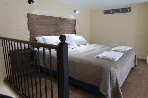 1 dormitorio con 1 cama grande con almohadas blancas en Opera Garden Apartment 2 in Tbilisi center, en Tiflis