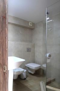 y baño con lavabo, aseo y ducha. en Opera Garden Apartment 2 in Tbilisi center, en Tiflis