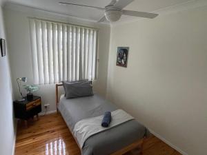 Ένα ή περισσότερα κρεβάτια σε δωμάτιο στο Cozy 3br house 100m to the lake