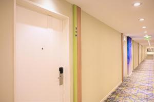 羅薩里奧的住宿－羅薩里奧快捷假日酒店，办公室大楼的走廊,有门