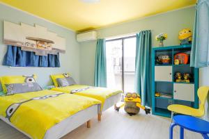 een slaapkamer met een geel bed en een blauwe plank bij Bello House Imabari in Imabari