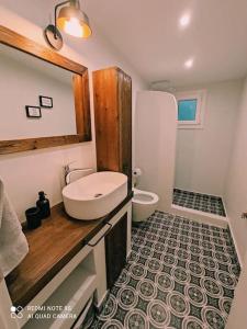 a bathroom with a sink and a toilet at Plane Tree House in Próti