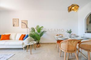 - un salon avec un canapé blanc et une table dans l'établissement Two Bedroom Apartment In La Manga Club, à Atamaría