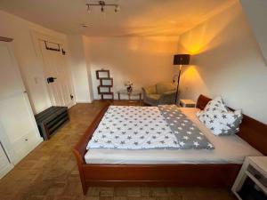 1 dormitorio con 1 cama grande en una habitación en Wohnen im idyllischen Schlosshof in Franken, en Ebern