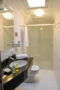 uma casa de banho com um WC, um lavatório e um chuveiro em Hotel Premium em Gramado