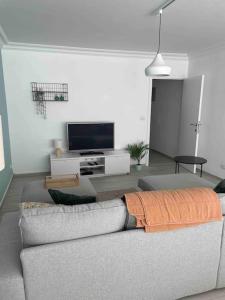 Μια τηλεόραση ή/και κέντρο ψυχαγωγίας στο Residentie Piccadilly 2 slpk appartement te Oostende, 4 tot 5 pers, met terras +19 φωτογραφίες