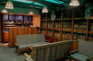 Ο χώρος του lounge ή του μπαρ στο Hotel Amodhara