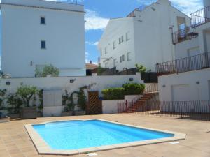a swimming pool in front of a building at Apartament Enginy Llançà in Llança