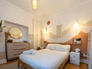 Кровать или кровати в номере Pass the Keys West Didsbury Apartment w Garden sleeps 4