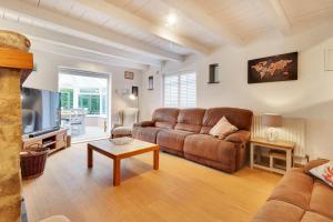 uma sala de estar com um sofá e uma televisão em Pass the Keys Large family home in picturesque village em Westerham