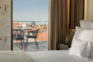 Un ou plusieurs lits dans un hébergement de l'établissement Wine & Books Porto Hotel