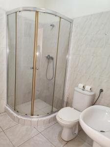 La salle de bains est pourvue d'une douche, de toilettes et d'un lavabo. dans l'établissement Casa Andrade Delgado - Rotxa Grande, à Ponta do Sol