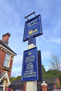 una señal azul en un poste frente a un edificio en The Seven Stars en Stourbridge