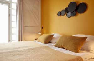 - une chambre avec un lit avec 4 casseroles et des poêles sur le mur dans l'établissement Hotel Frón, à Reykjavik